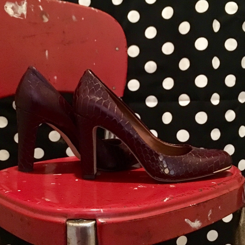 BANANA REPUBLIC PUMP // Wine // Burgundy
